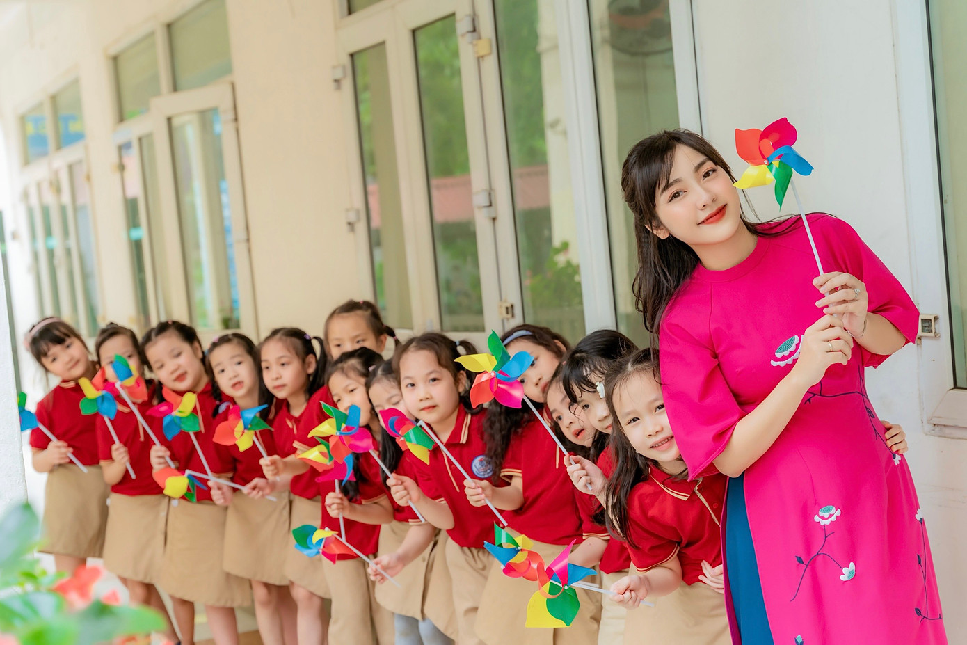 Cô giáo Minh Phương hạnh phúc khi nhận được tình yêu thương từ phía học sinh.