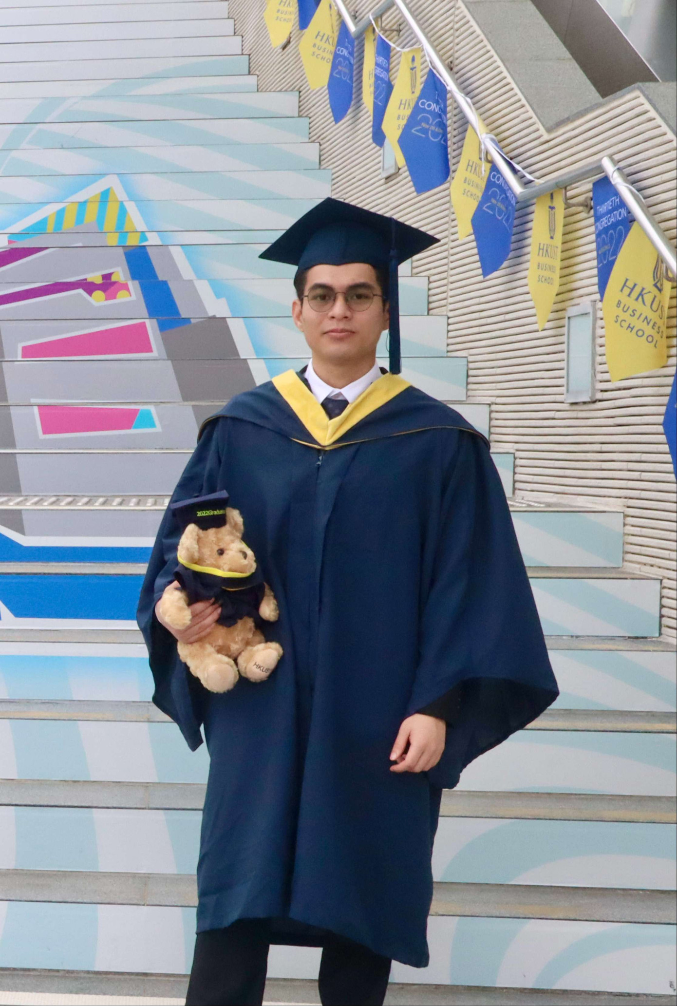 Đắc Hiếu trong lễ tốt nghiệp tại Đại học Khoa học và Công nghệ Hong Kong (HKUST). Đắc Hiếu trong lễ tốt nghiệp tại Đại học Khoa học và Công nghệ Hong Kong (HKUST).