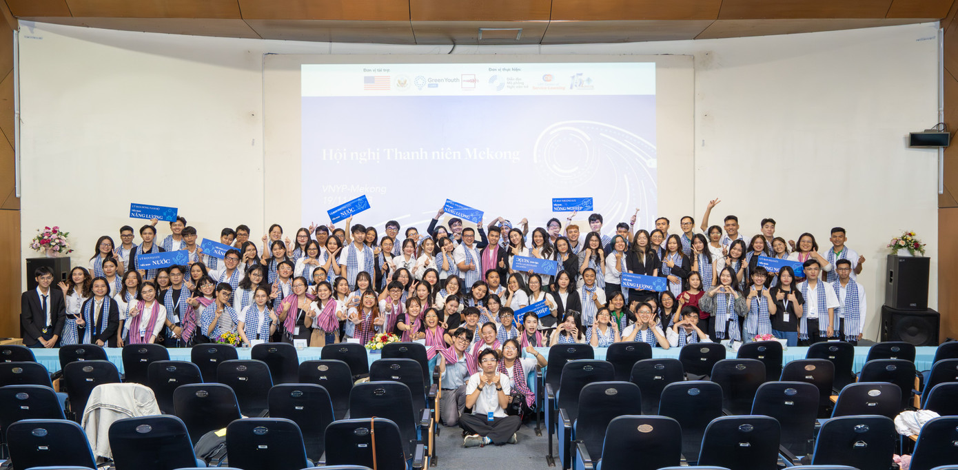 Sơn Trà cùng các bạn thanh niên trong Hội nghị Thanh niên Mekong tại Cần Thơ thuộc dự án Diễn đàn mô phỏng nghị viện trẻ - chương trình Mekong.