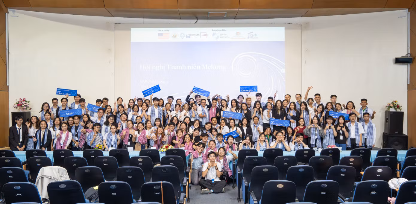Sơn Trà cùng các bạn thanh niên trong Hội nghị Thanh niên Mekong tại Cần Thơ thuộc dự án Diễn đàn mô phỏng nghị viện trẻ - chương trình Mekong.
