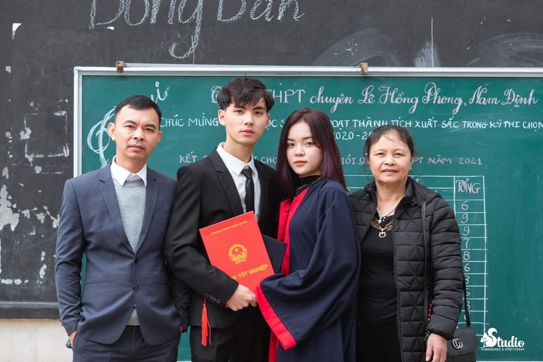 Tuấn Anh cùng bà nội, bố và chị gái trong lễ tốt nghiệp. Tuấn Anh cùng bà nội, bố và chị gái trong lễ tốt nghiệp.