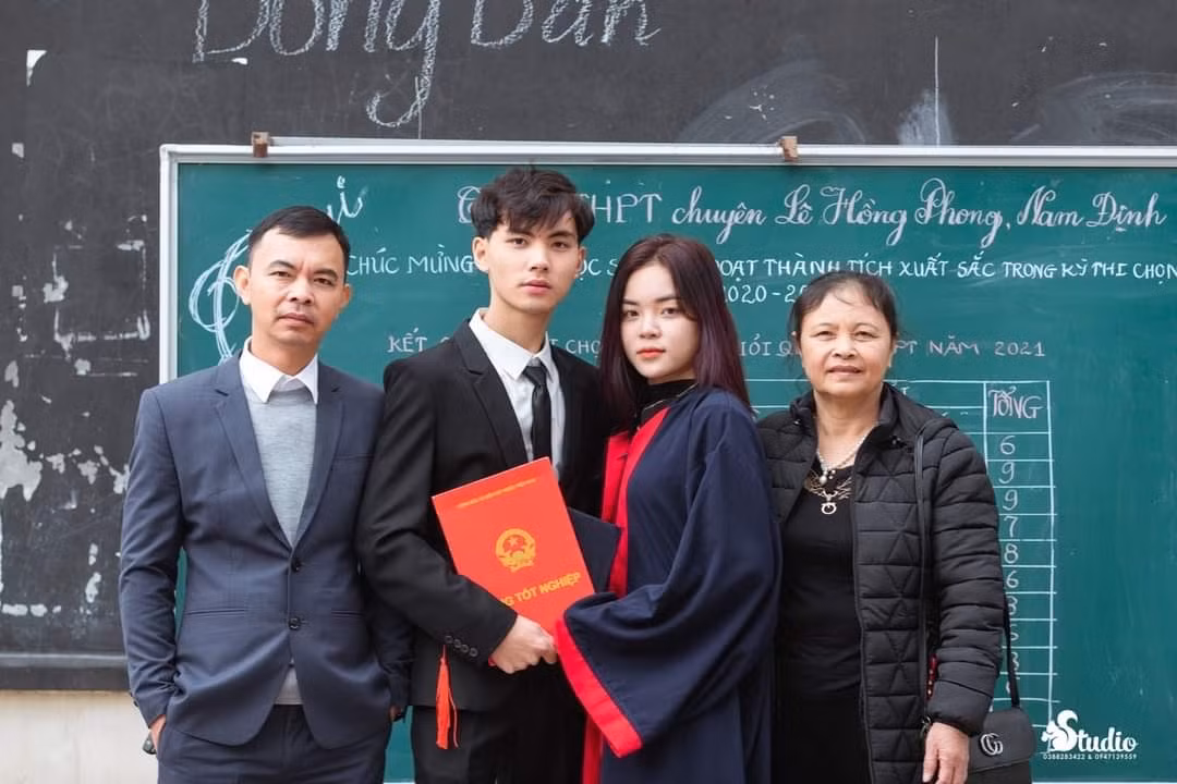 Tuấn Anh cùng bà nội, bố và chị gái trong lễ tốt nghiệp.