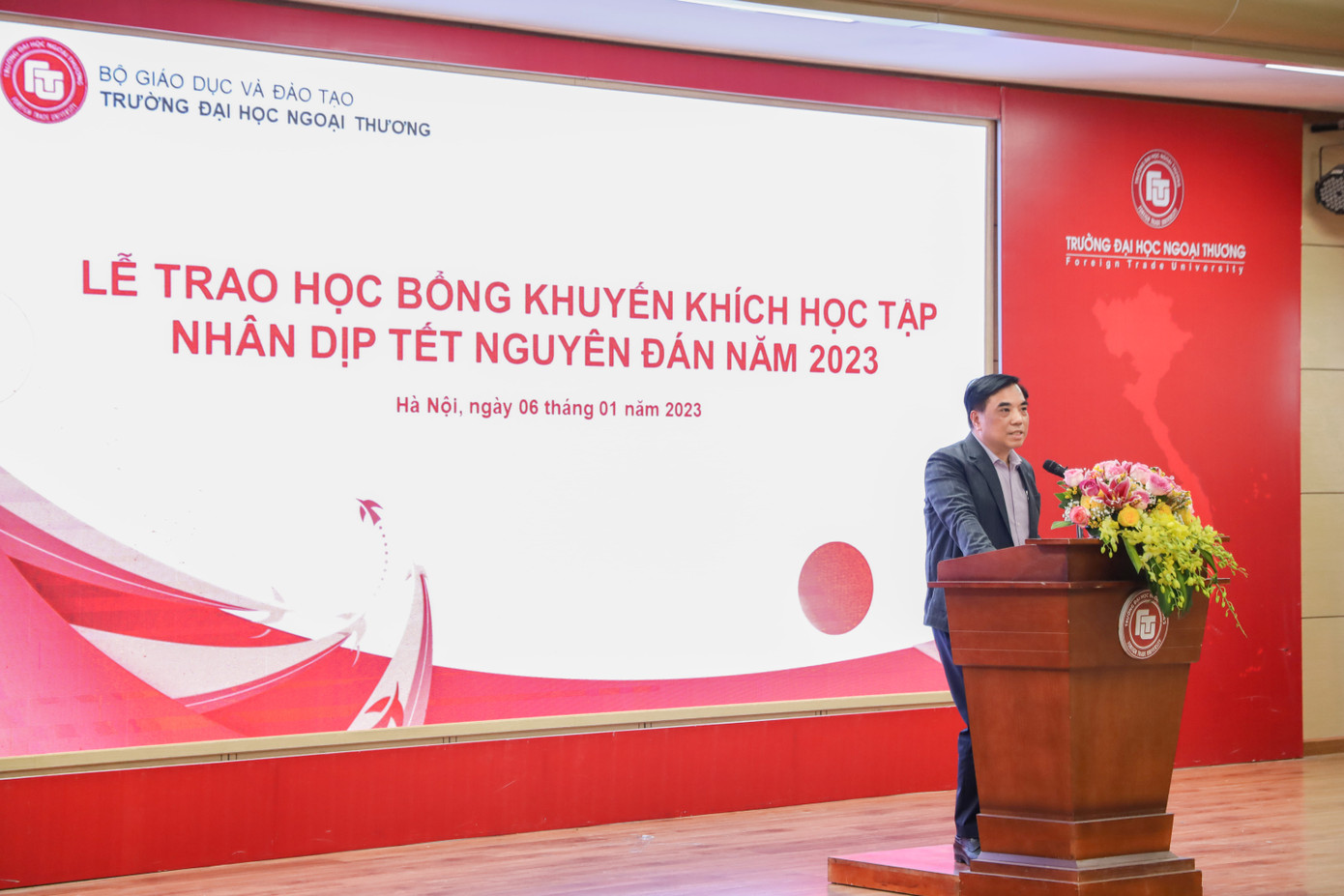 PGS. TS Bùi Anh Tuấn – Hiệu trưởng Trường ĐH Ngoại thương đã nhiệt liệt biểu dương và chúc mừng những thành tích, những nỗ lực vượt qua hoàn cảnh khó khăn để vươn lên trong học tập cũng như trong cuộc sống của 182 em sinh viên.