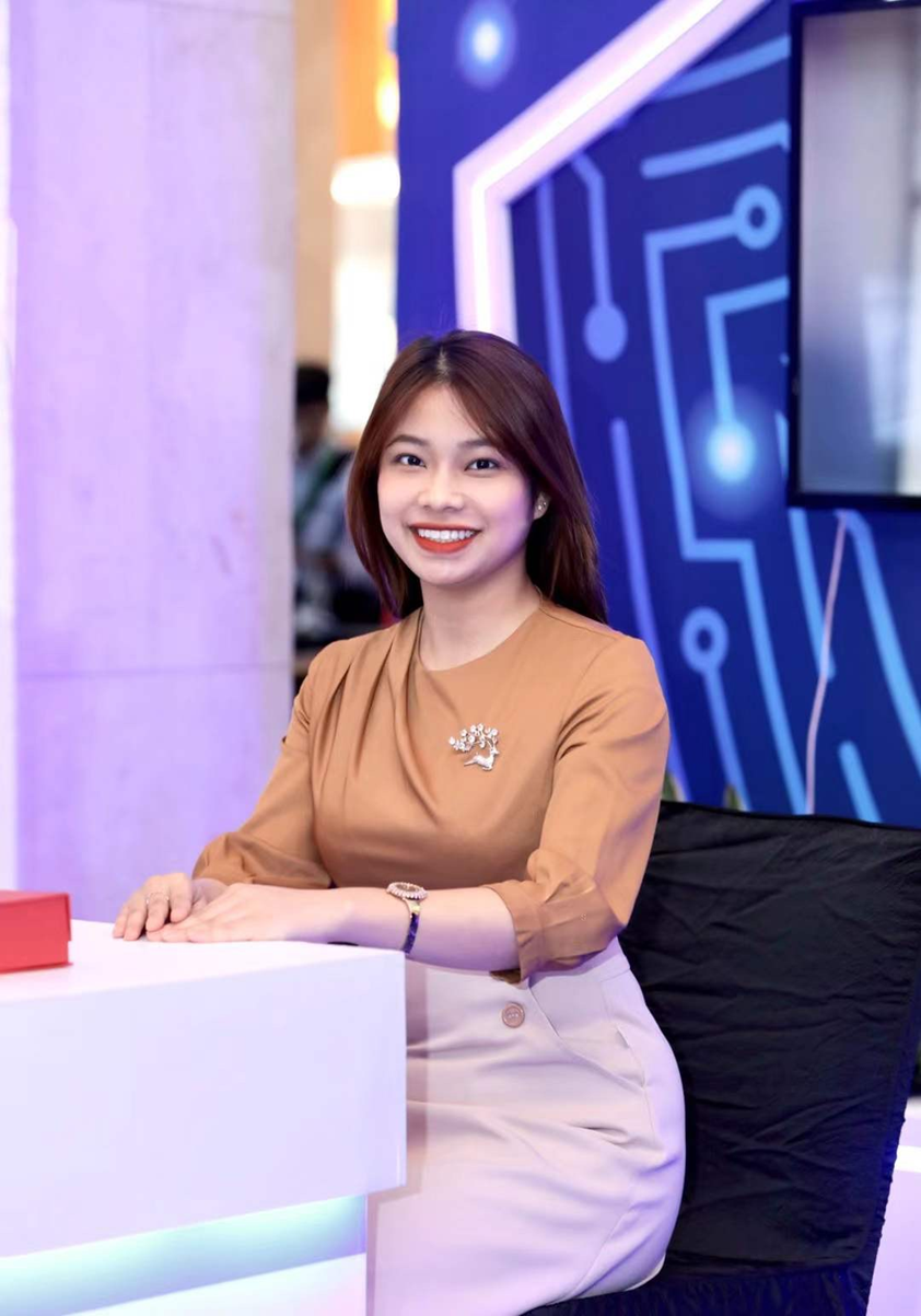 Thủy Ngân đi làm sự kiện ở Công ty Huawei Việt Nam. Thủy Ngân đi làm sự kiện ở Công ty Huawei Việt Nam.