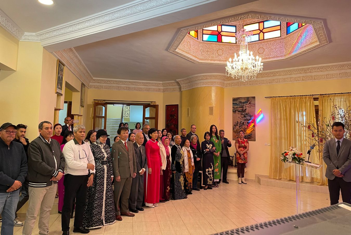 Chào cờ, hát Quốc ca.