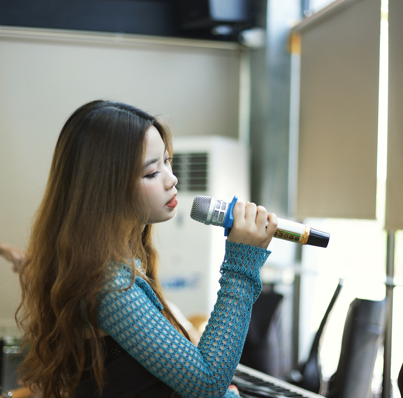 Linh Chi chia sẻ rằng tình yêu âm nhạc của cô được truyền lại từ tiếng đàn của bố.