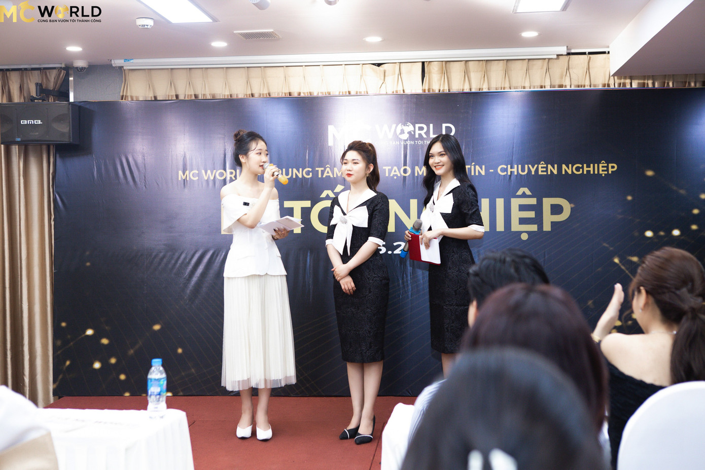 Thùy Linh được anh chị tại trung tâm kỹ năng mềm đào tạo về bản lĩnh sân khấu, sửa giọng địa phương hay kỹ năng biên tập, để từ đó cô khắc phục những thiếu sót từng bước phát triển hơn. Thùy Linh được anh chị tại trung tâm kỹ năng mềm đào tạo về bản lĩnh sân khấu, sửa giọng địa phương hay kỹ năng biên tập, để từ đó cô khắc phục những thiếu sót từng bước phát triển hơn.