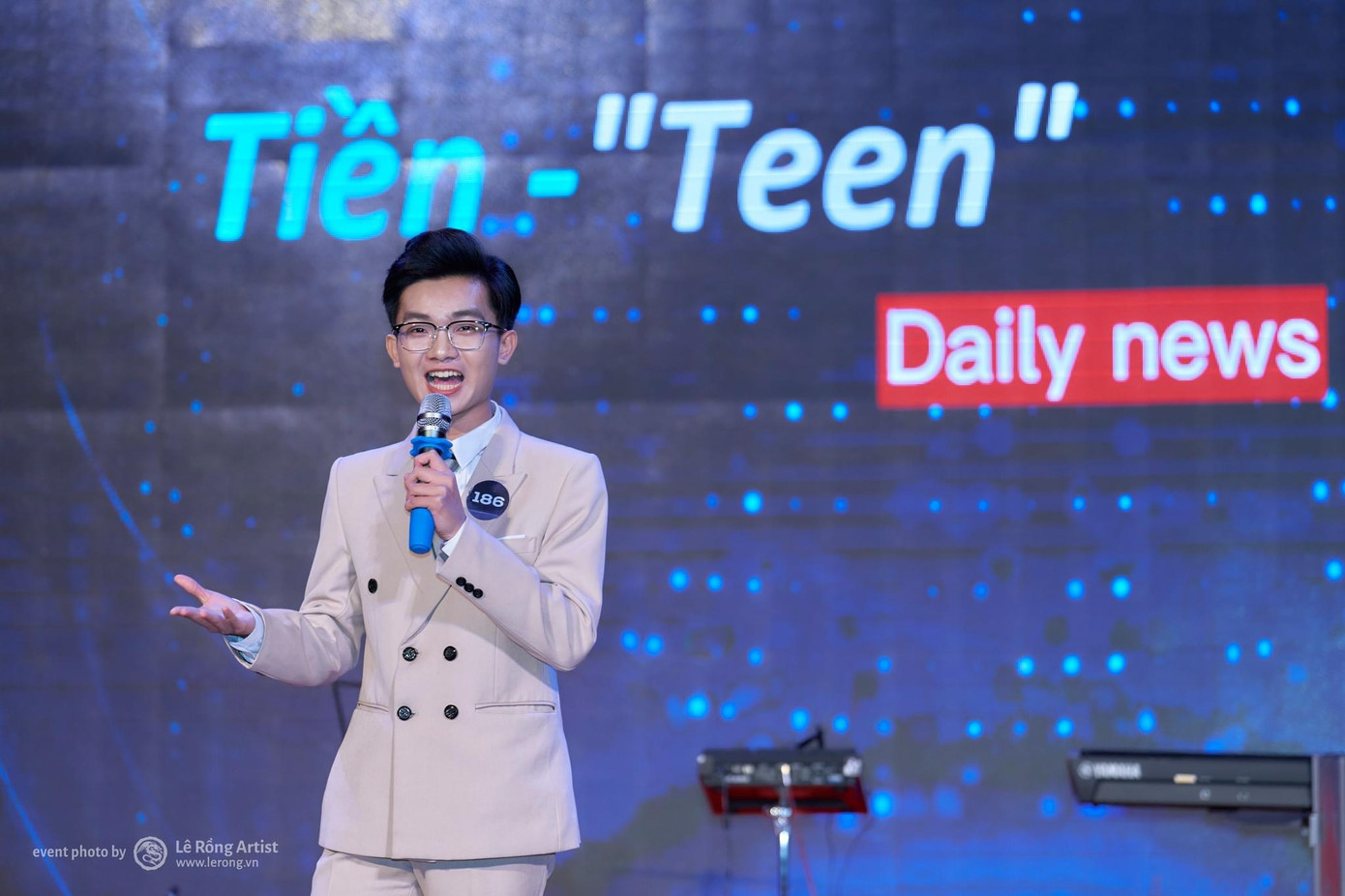 Tại MC Fire 2023, Hoàng Long gây ấn tượng với BGK bởi giọng nói tràn đầy năng lượng, phong thái chỉn chu và nụ cười "rõ là tươi tắn".