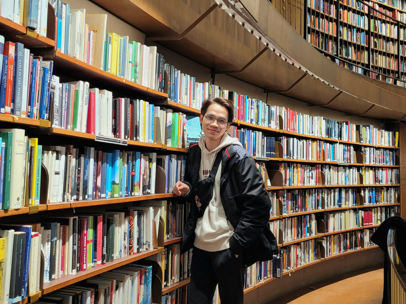 Nhất Hoàng tại thư viện Trường Đại học Aalto, Phần Lan vào học kỳ đông 2022.