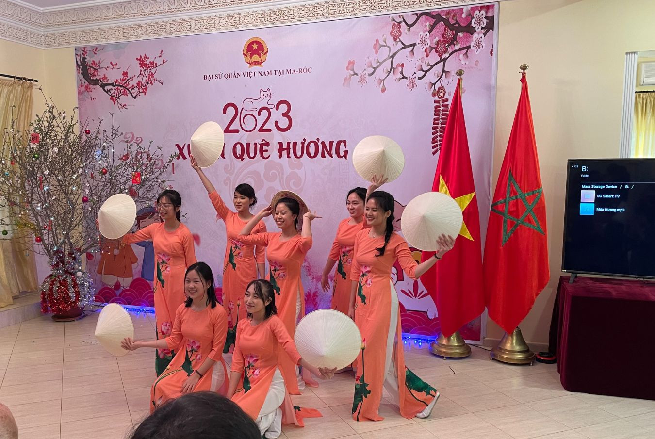 Tiết mục: Múa nón lá.