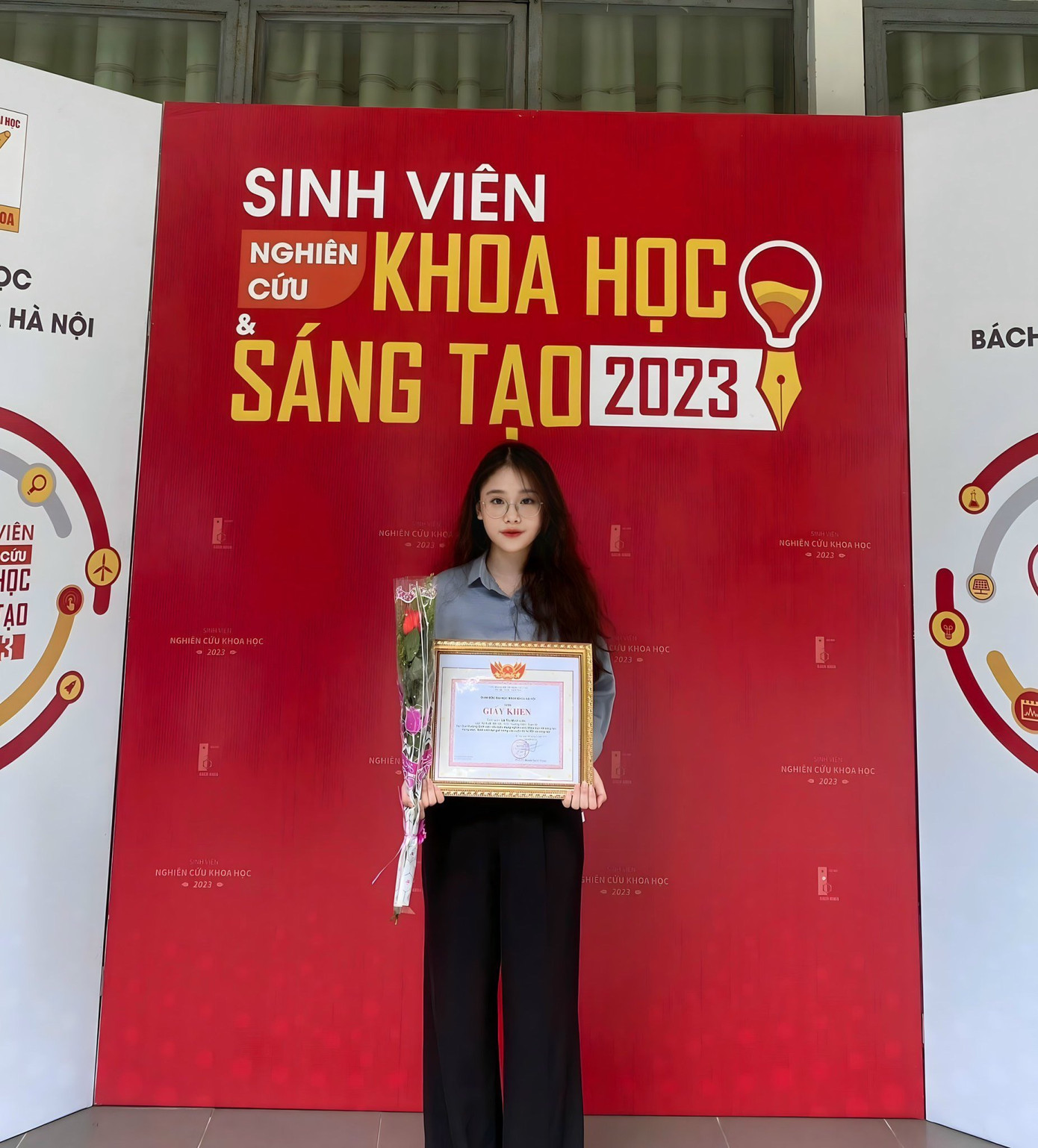 Liên nhận Giải thưởng Sinh viên tiêu biểu trong nghiên cứu khoa học và sáng tạo. Liên nhận Giải thưởng Sinh viên tiêu biểu trong nghiên cứu khoa học và sáng tạo.