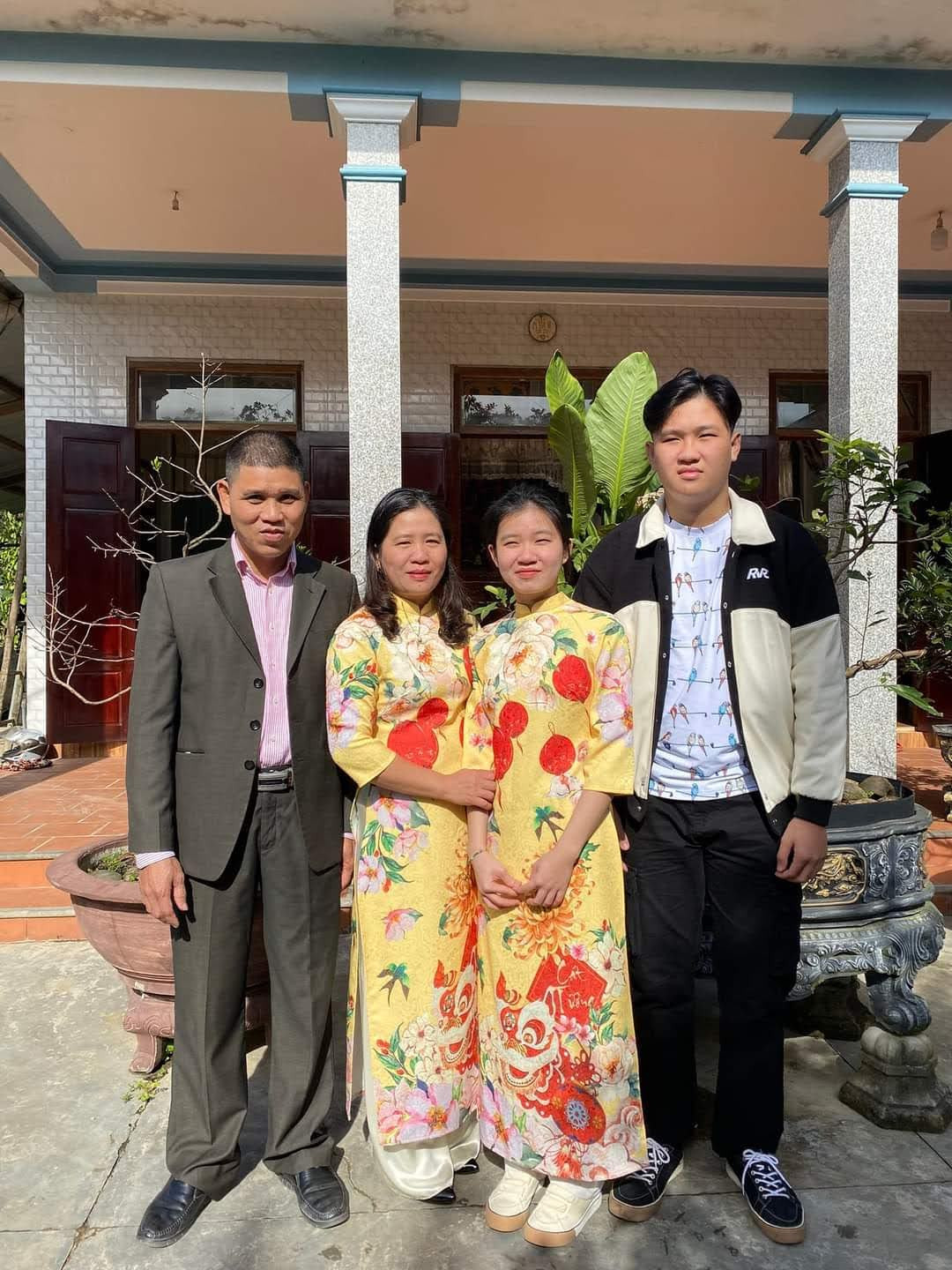 Minh Châu (thứ 3 từ trái sang) cùng gia đình.