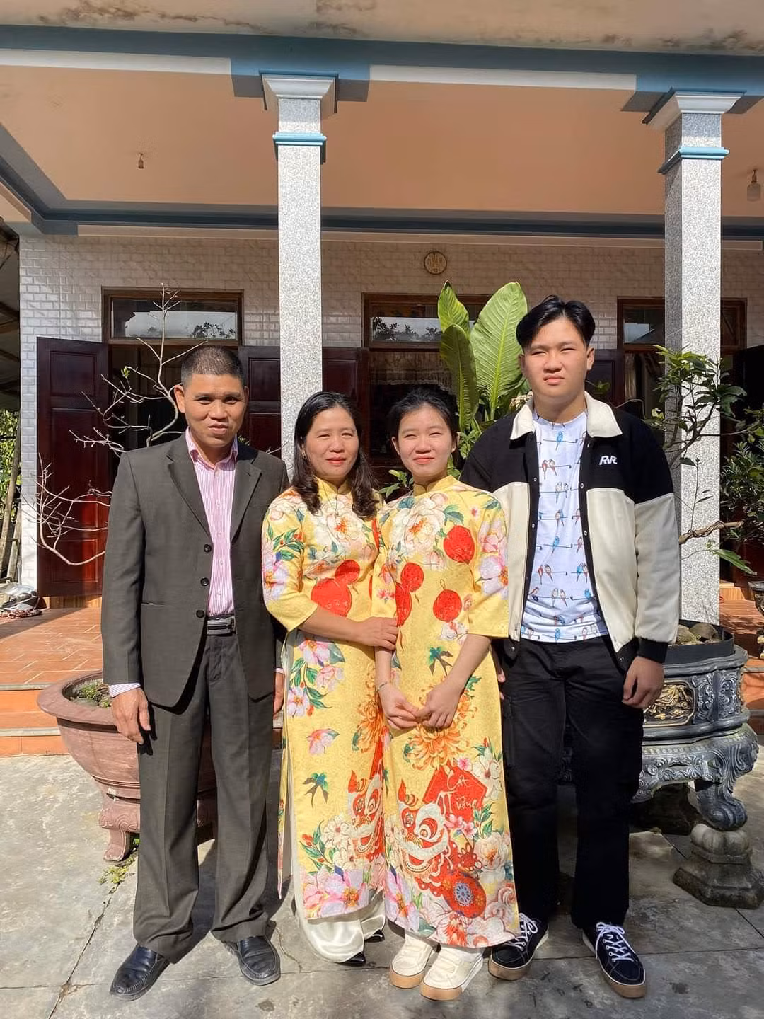Minh Châu (thứ 3 từ trái sang) cùng gia đình. Minh Châu (thứ 3 từ trái sang) cùng gia đình.