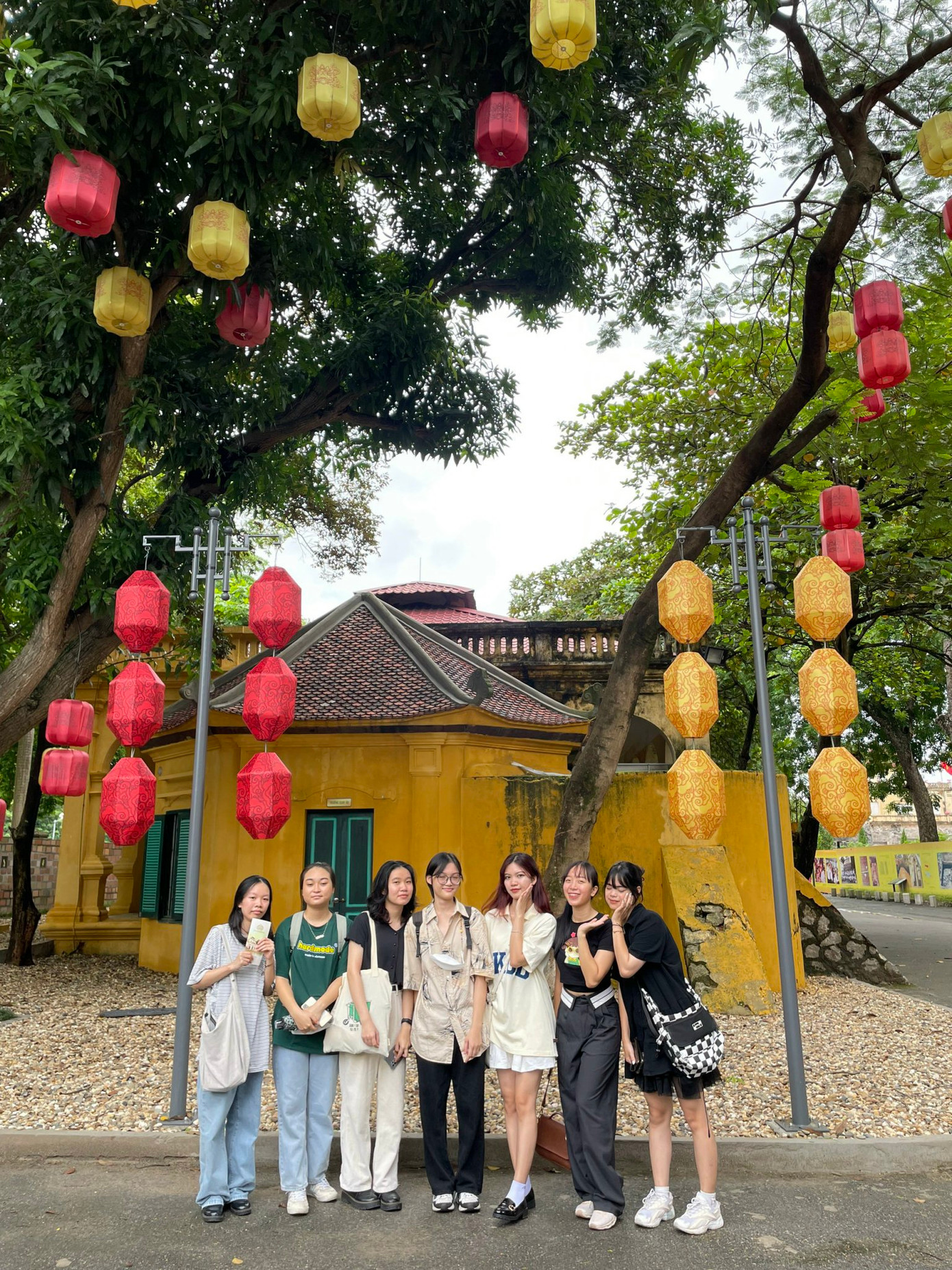 Minh Châu (thứ 3 từ trái sang) trong chuyến đi bảo tàng phục vụ cho môn học.