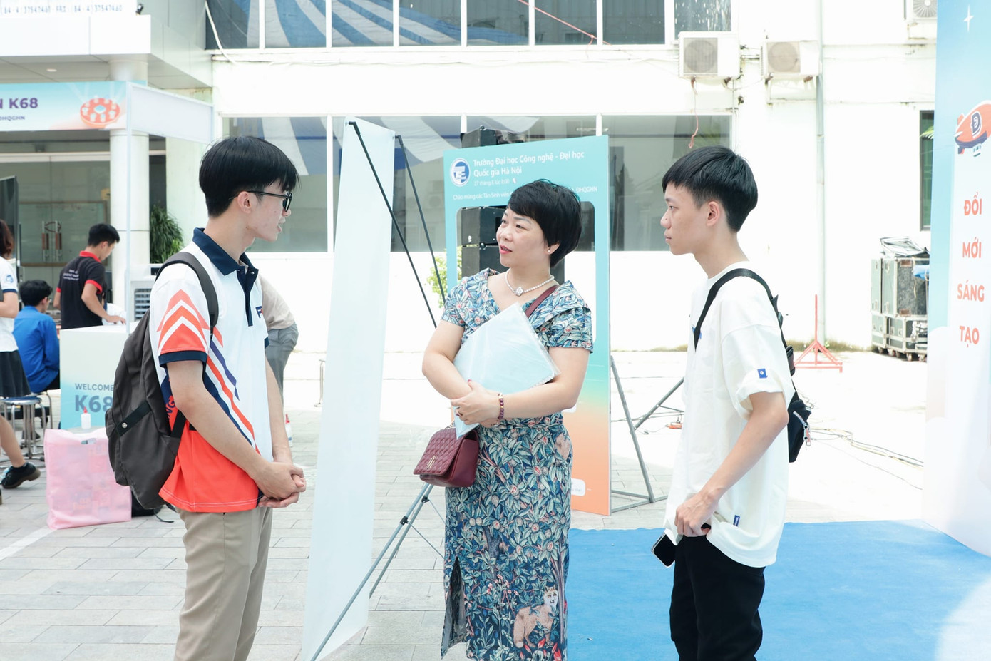 Đình Minh hỗ trợ phụ huynh và tân sinh viên tại ngày nhập học.