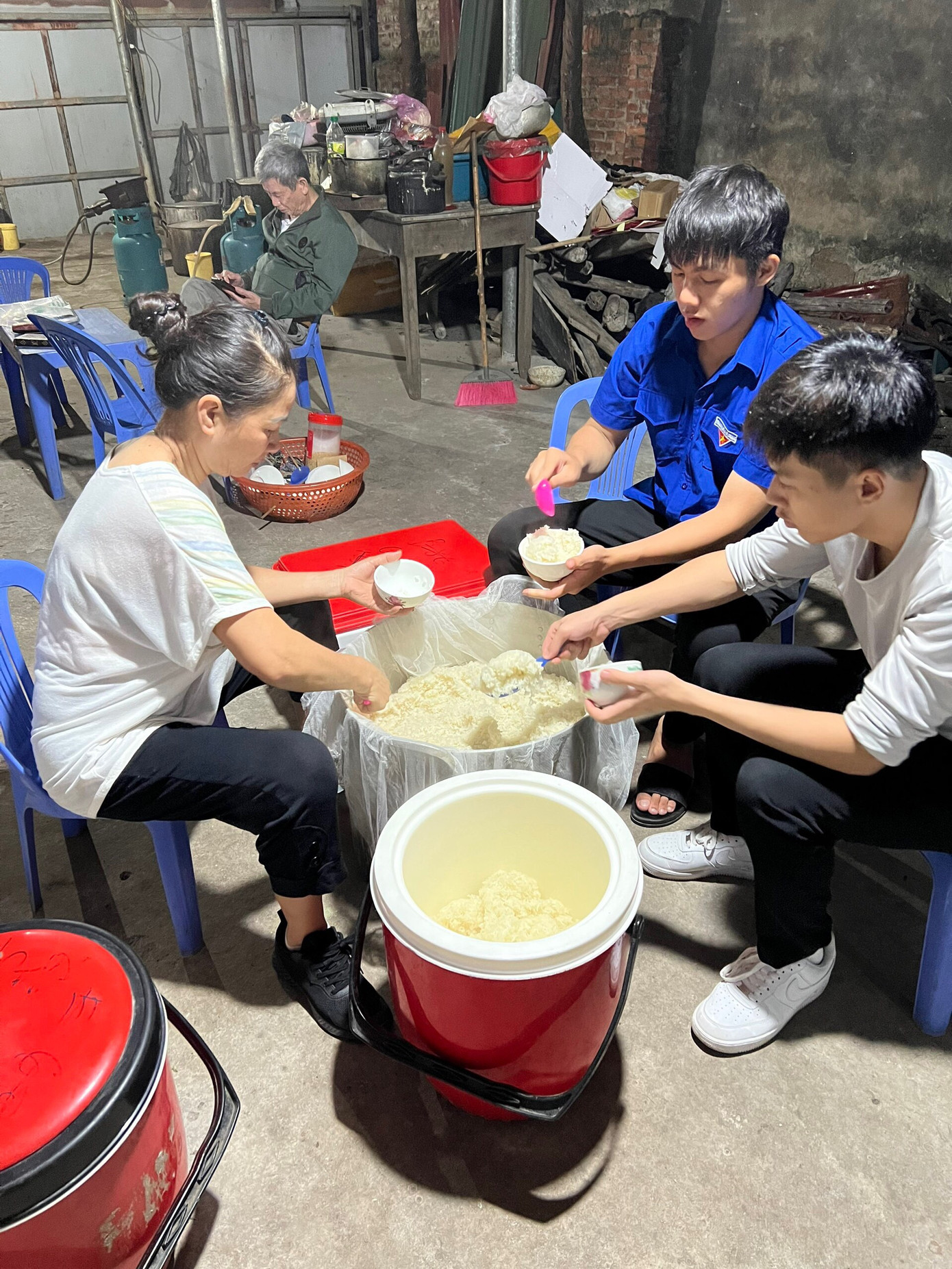 Các bạn phải thức dậy lúc 03 giờ sáng để nấu các suất xôi mang đến bệnh viện. Các bạn phải thức dậy lúc 03 giờ sáng để nấu các suất xôi mang đến bệnh viện.