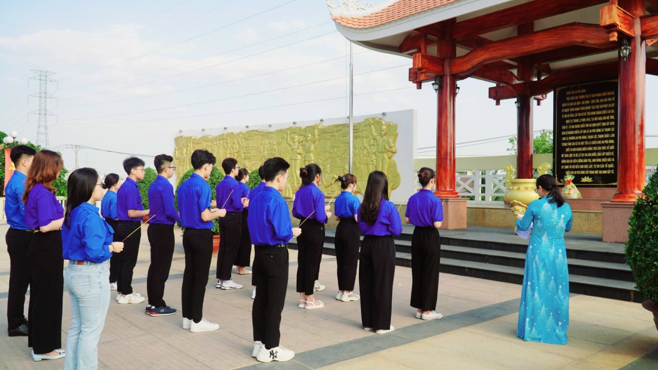 Các thành viên Đoàn tham gia lễ ra quân chiến dịch tình nguyện chung tay vì cộng đồng. Các thành viên Đoàn tham gia lễ ra quân chiến dịch tình nguyện chung tay vì cộng đồng.