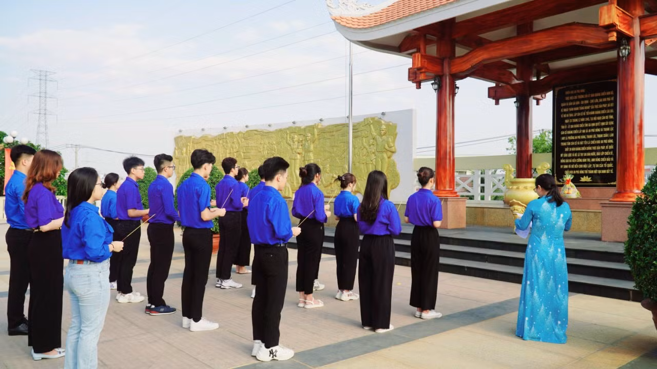 Các thành viên Đoàn tham gia lễ ra quân chiến dịch tình nguyện chung tay vì cộng đồng.