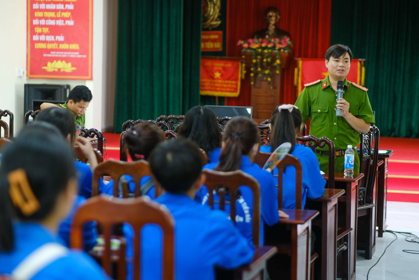 Đoàn Thanh niên Công an Huyện Tiền Hải tổ chức tập huấn về định danh điện tử cho tình nguyện viên.