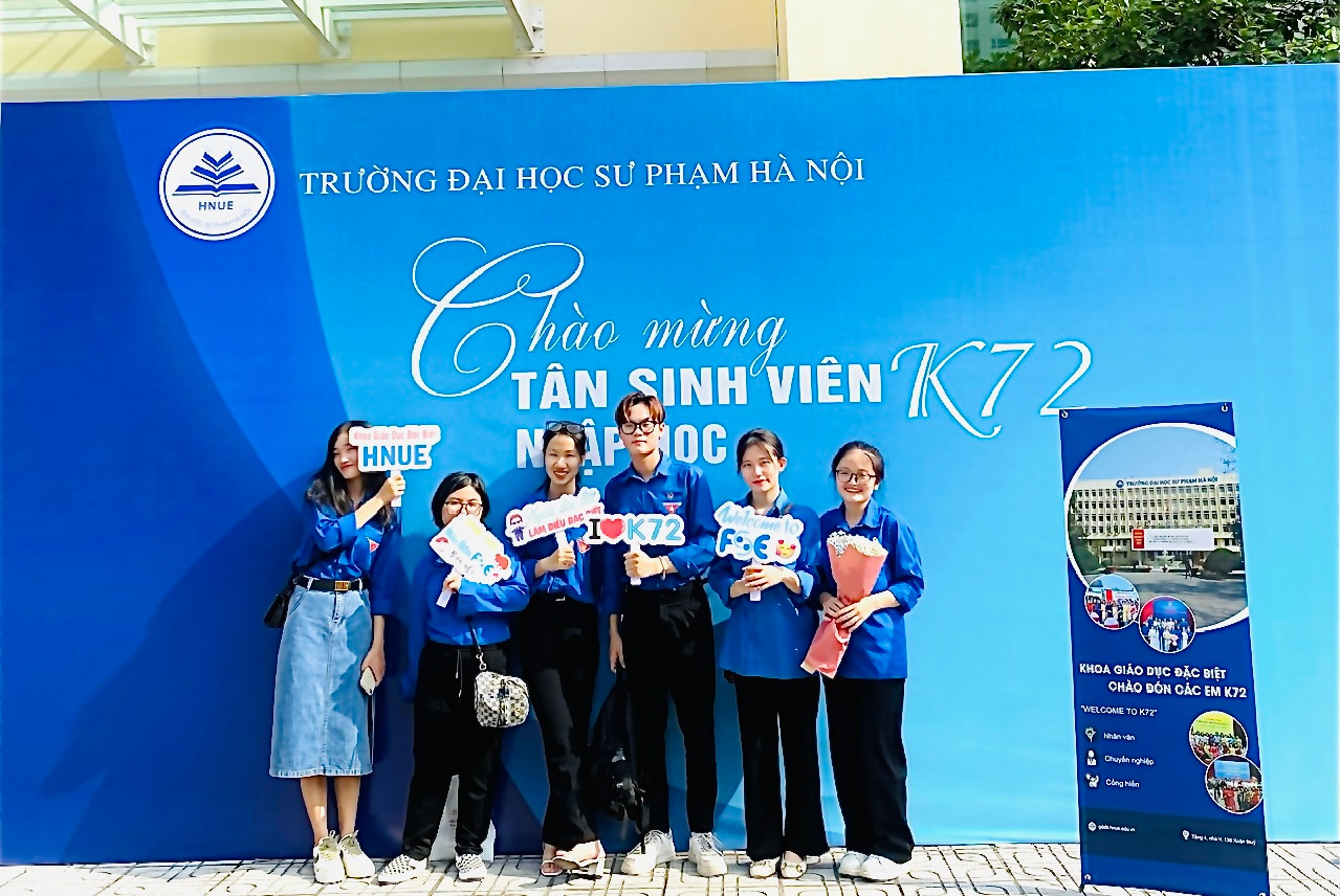 Tiến Đam cùng các bạn sinh viên tham gia hoạt động Chào Tân sinh viên,