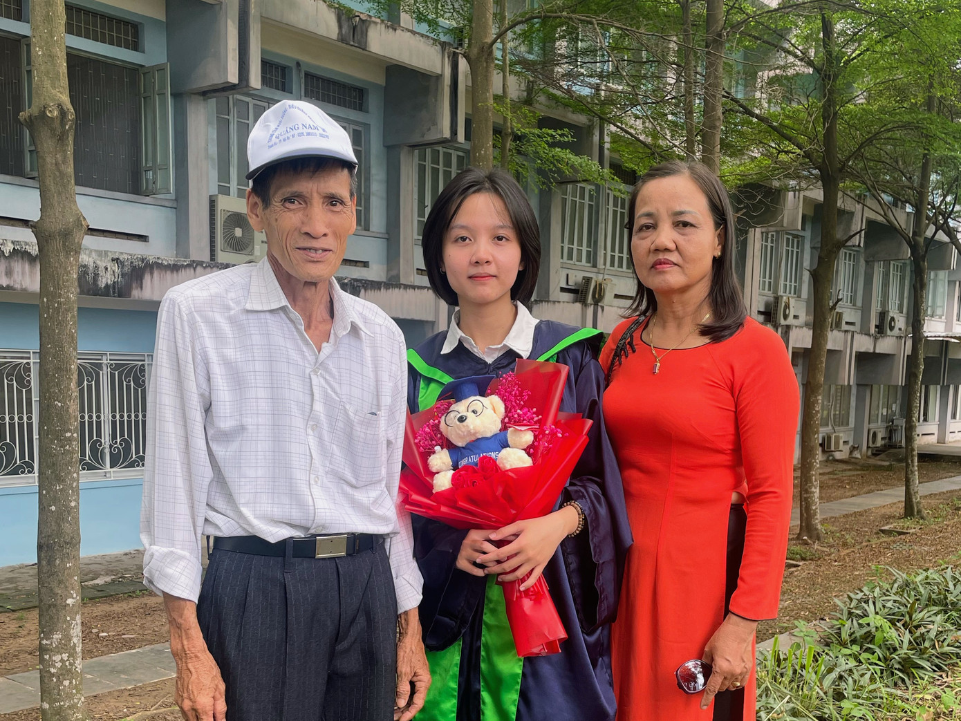 Minh Phương cùng ba và mẹ tại Lễ tốt nghiệp hồi tháng 6/2023. Minh Phương cùng ba và mẹ tại Lễ tốt nghiệp hồi tháng 6/2023.