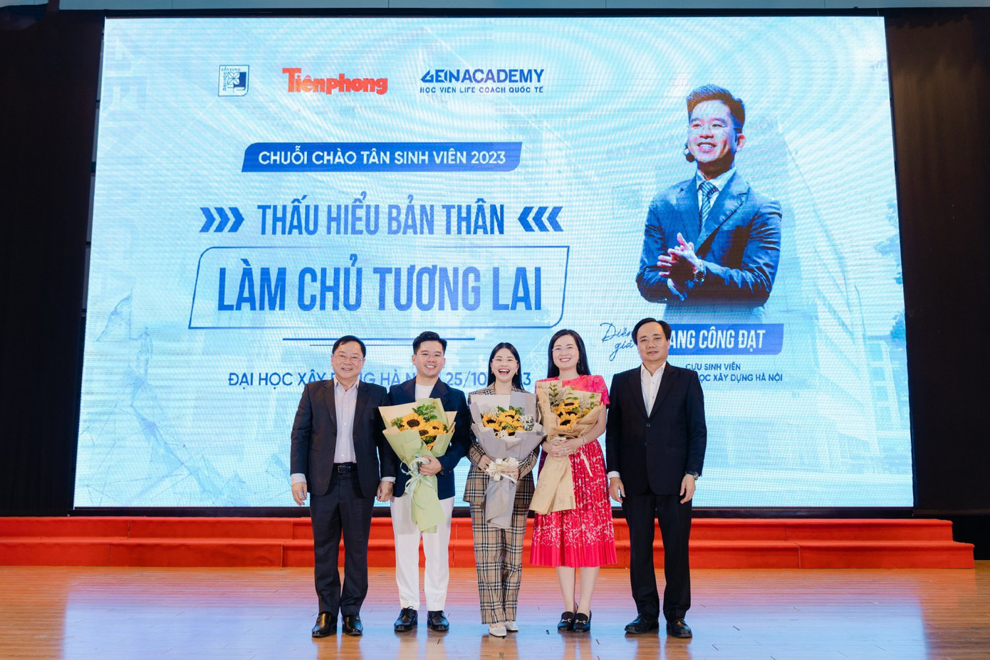 Anh Lang Công Đạt và các nhà đồng sáng lập Học viện Life Coach Quốc tế nhận hoa cảm ơn từ nhà báo Lê Xuân Sơn (ngoài cùng bên trái) - Tổng Biên tập báo Tiền Phong và PGS.TS Phạm Xuân Anh – Phó Hiệu trưởng Trường Đại học Xây dựng Hà Nội. Anh Lang Công Đạt và các nhà đồng sáng lập Học viện Life Coach Quốc tế nhận hoa cảm ơn từ nhà báo Lê Xuân Sơn (ngoài cùng bên trái) - Tổng Biên tập báo Tiền Phong và PGS.TS Phạm Xuân Anh – Phó Hiệu trưởng Trường Đại học Xây dựng Hà Nội.