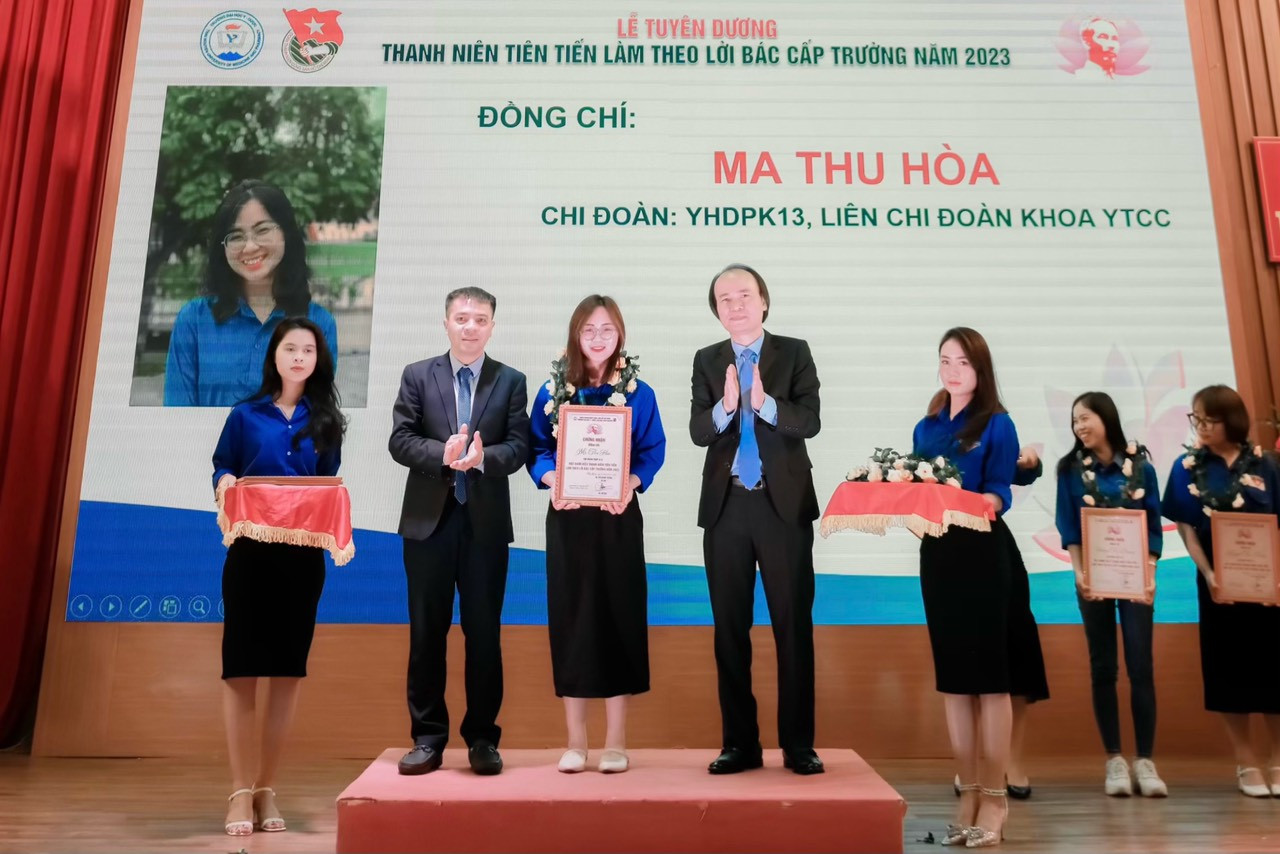 Cô nhận được rất nhiều bằng khen giấy khen trong hoạt động phong trào sinh viên của Đoàn trường, Hội sinh viên trường, và liên tiếp đạt được các thành tích, bằng khen, giấy khen, giấy chứng nhận và các danh hiệu cá nhân khác... Cô nhận được rất nhiều bằng khen giấy khen trong hoạt động phong trào sinh viên của Đoàn trường, Hội sinh viên trường, và liên tiếp đạt được các thành tích, bằng khen, giấy khen, giấy chứng nhận và các danh hiệu cá nhân khác...