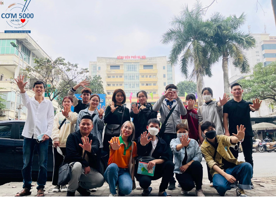 Các thành viên trong CLB tại một điểm phát cơm (Ảnh: NVCC).