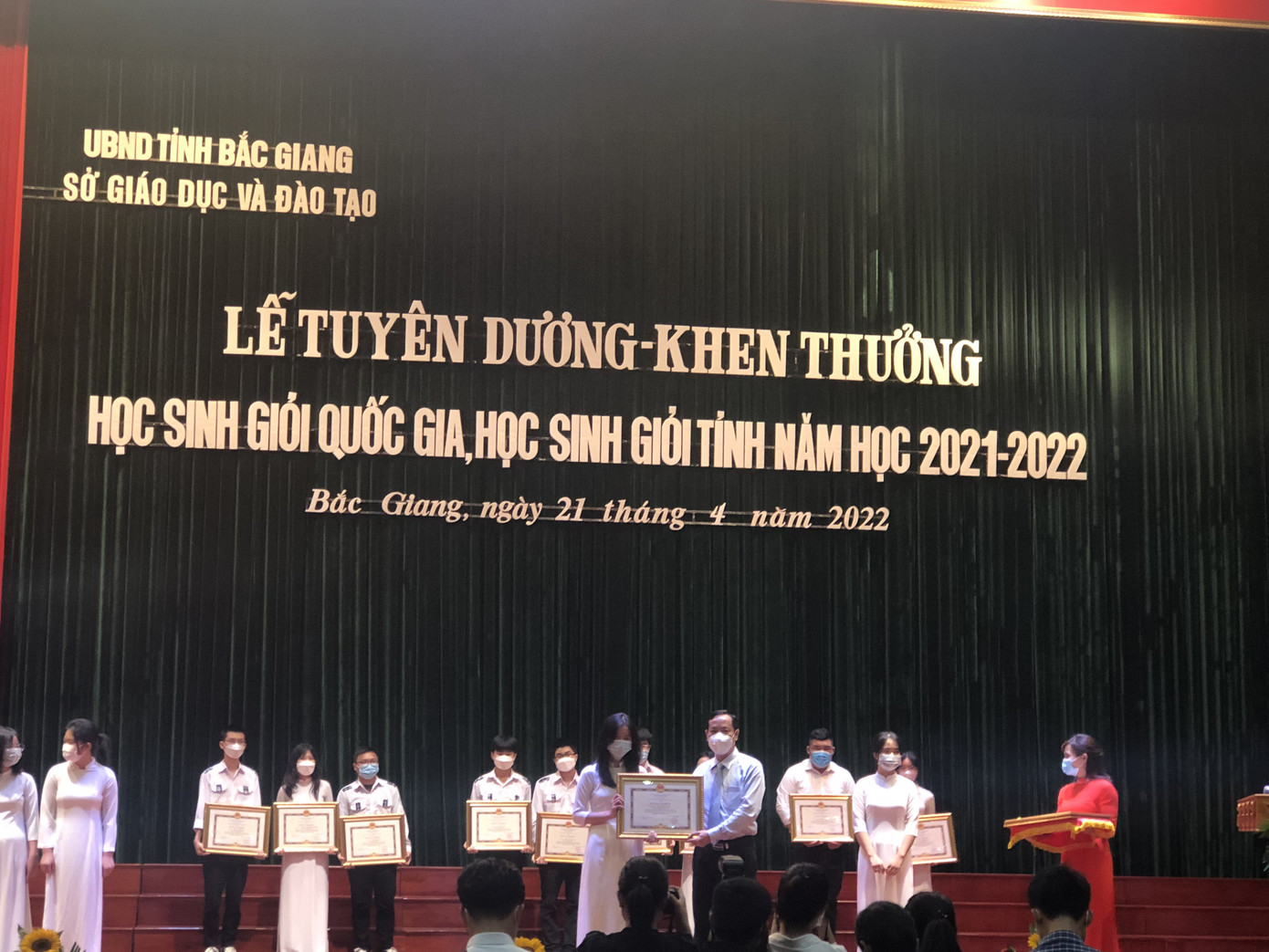 Cô vinh dự nhận Bằng khen của Chủ tịch tỉnh.