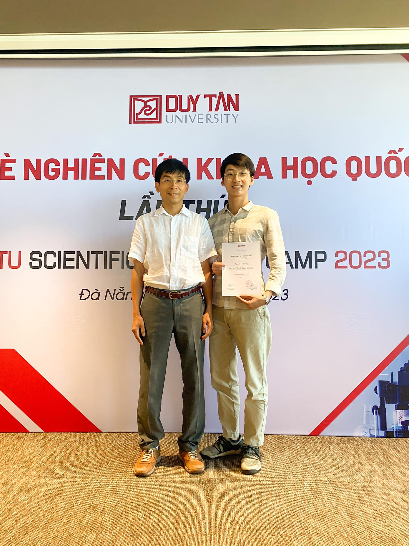 Nguyễn Viết Long (22 tuổi, quê Thuận Thành, Bắc Ninh) là tân cử nhân ngành Kỹ thuật Y sinh tại Đại học Bách khoa Hà Nội. Nguyễn Viết Long (22 tuổi, quê Thuận Thành, Bắc Ninh) là tân cử nhân ngành Kỹ thuật Y sinh tại Đại học Bách khoa Hà Nội.