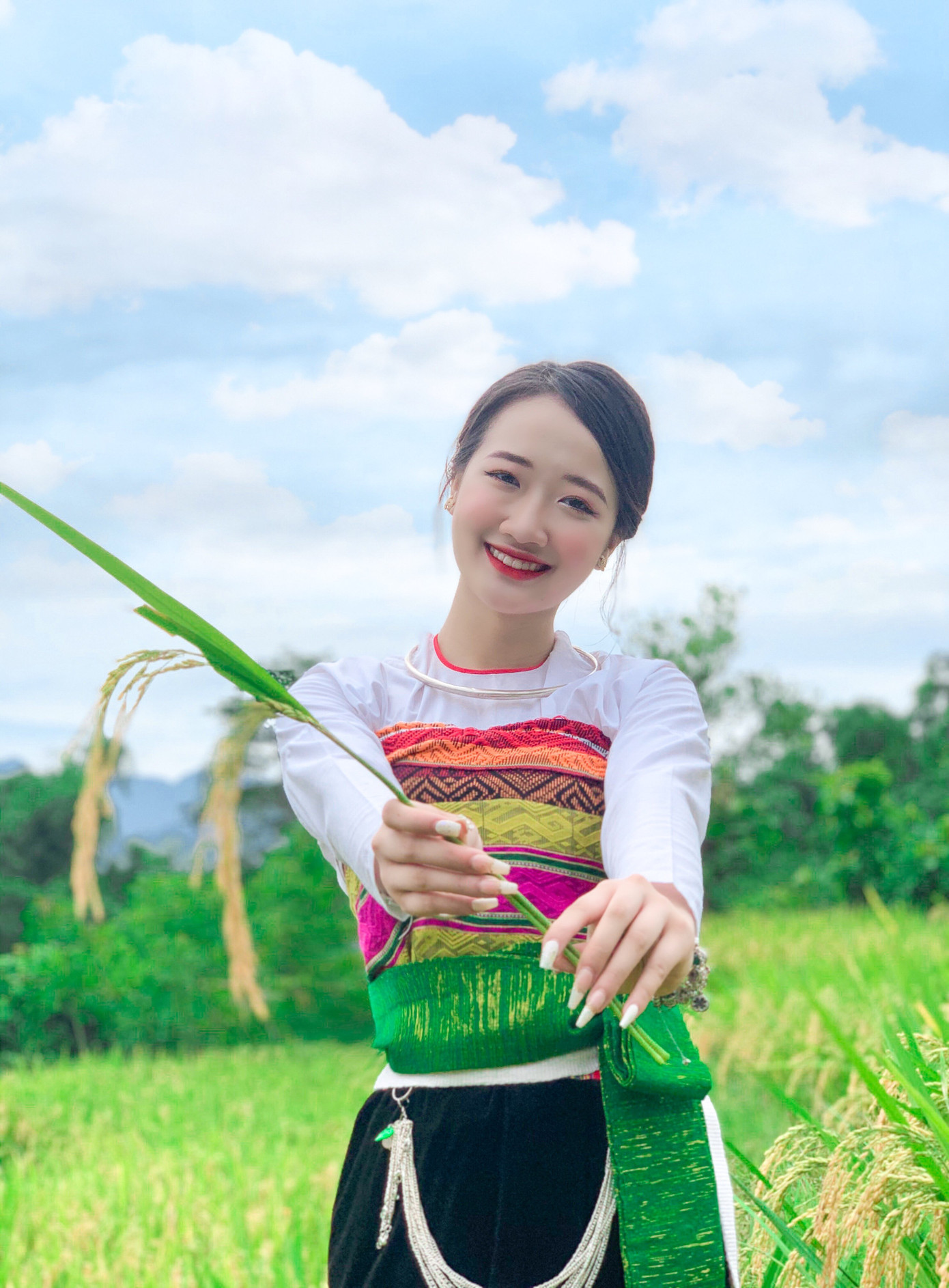 Thùy Linh sinh ra và lớn lên ở một huyện miền núi tỉnh Thanh Hoá - Nơi nghề báo, truyền hình là một cụm từ khá xa lạ với người dân ở đây. Thùy Linh sinh ra và lớn lên ở một huyện miền núi tỉnh Thanh Hoá - Nơi nghề báo, truyền hình là một cụm từ khá xa lạ với người dân ở đây.