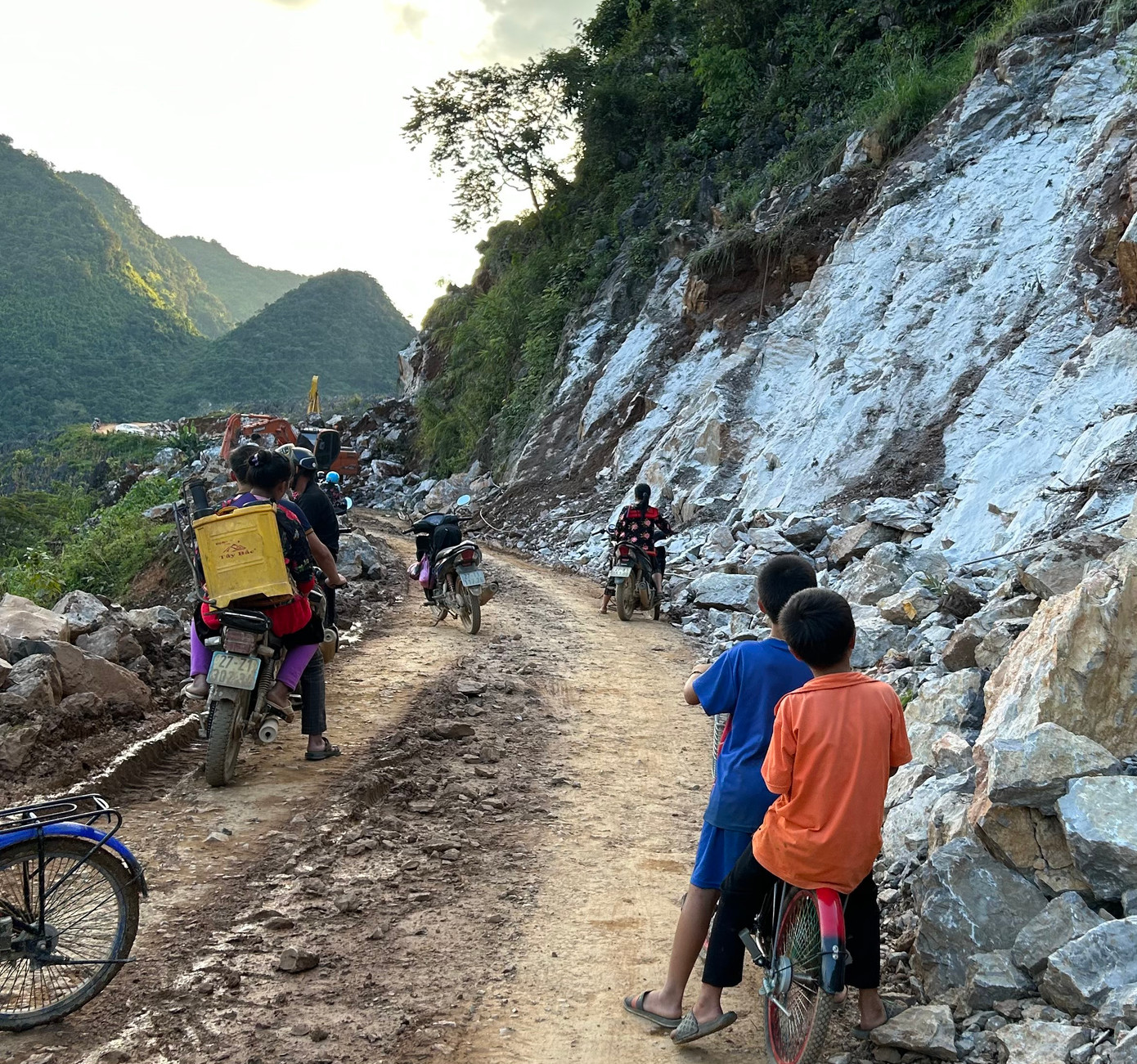 Trước những khó khăn đó, cô giáo vùng cao luôn cố gắng tìm cách để giúp đỡ học sinh. Trước những khó khăn đó, cô giáo vùng cao luôn cố gắng tìm cách để giúp đỡ học sinh.