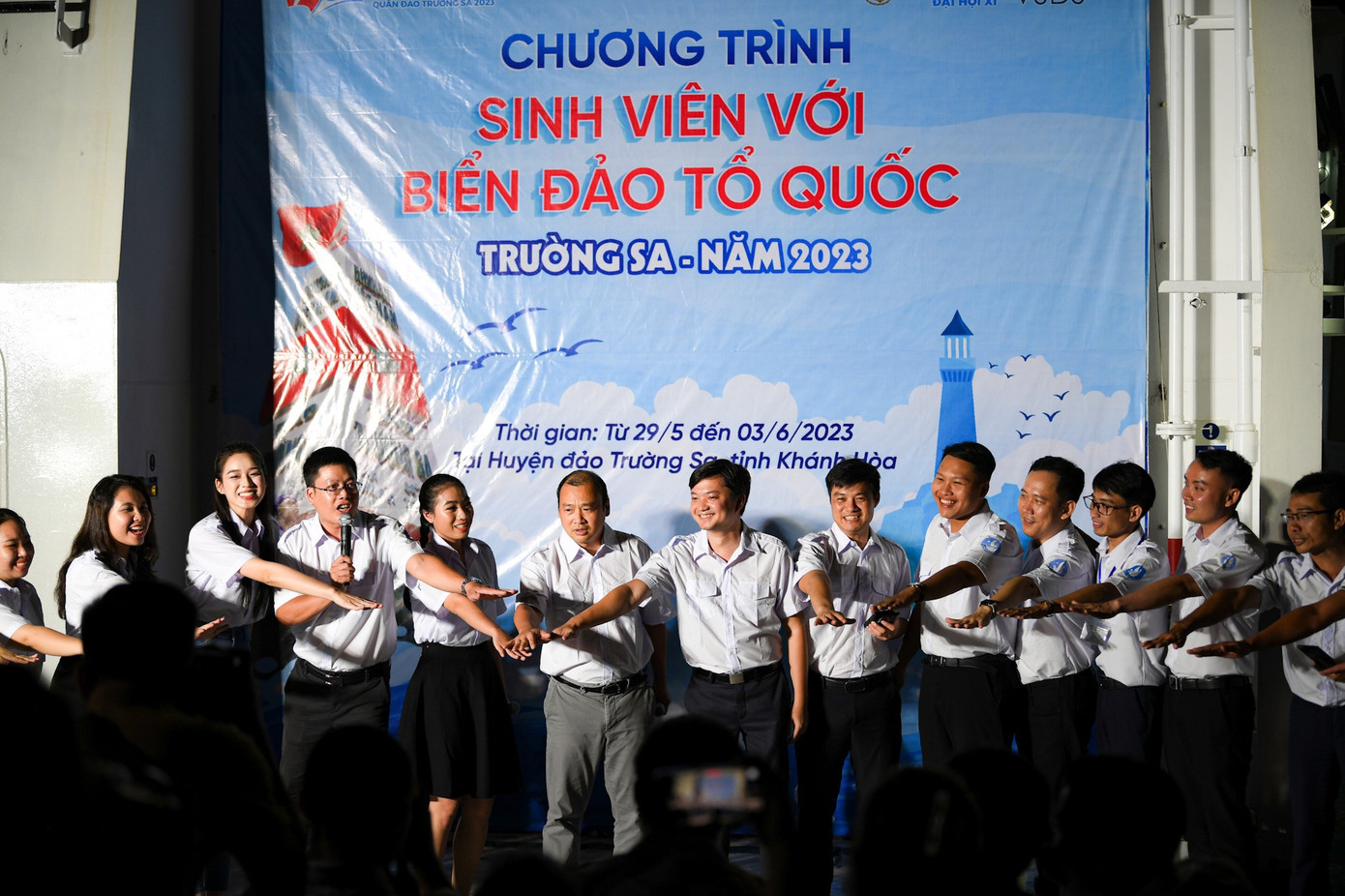 Tuấn cùng các đại biểu tham gia hành trình.