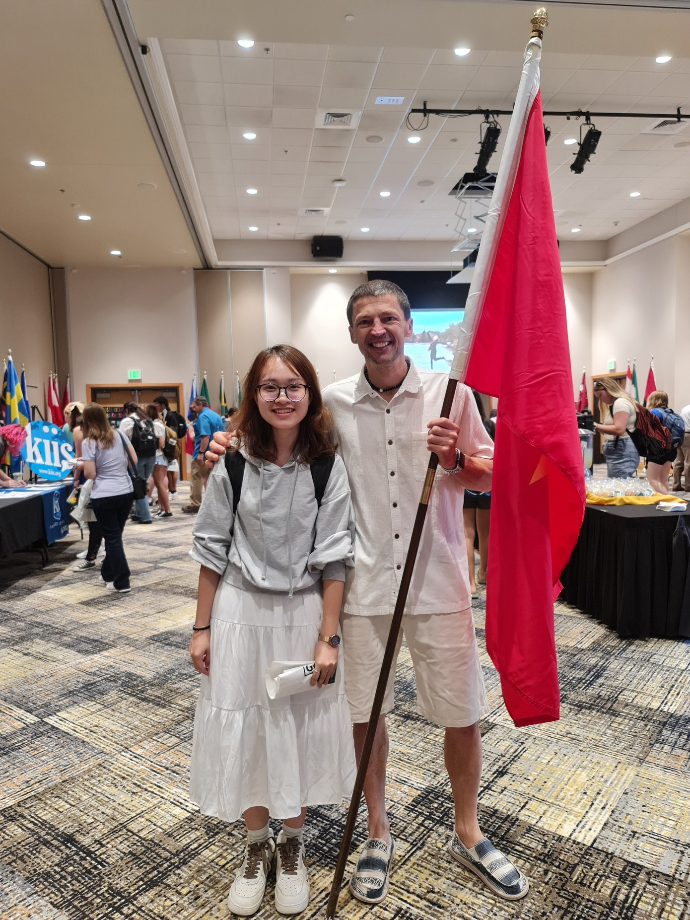 My chụp cùng Giáo sư, Tiến sĩ David Raska - người đã giúp đỡ và động viên My rất nhiều trong học tập. My chụp cùng Giáo sư, Tiến sĩ David Raska - người đã giúp đỡ và động viên My rất nhiều trong học tập.