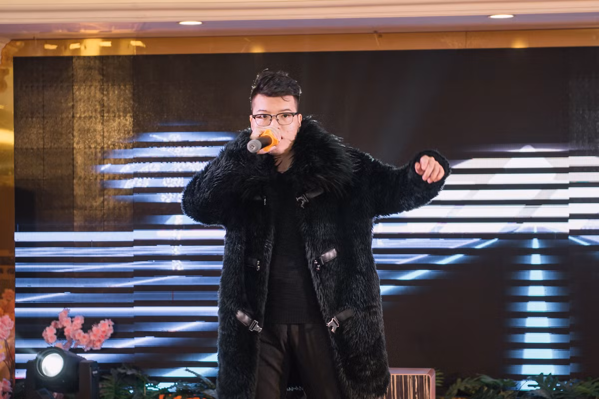 Thể hiện tài năng ca hát trên sân khấu.