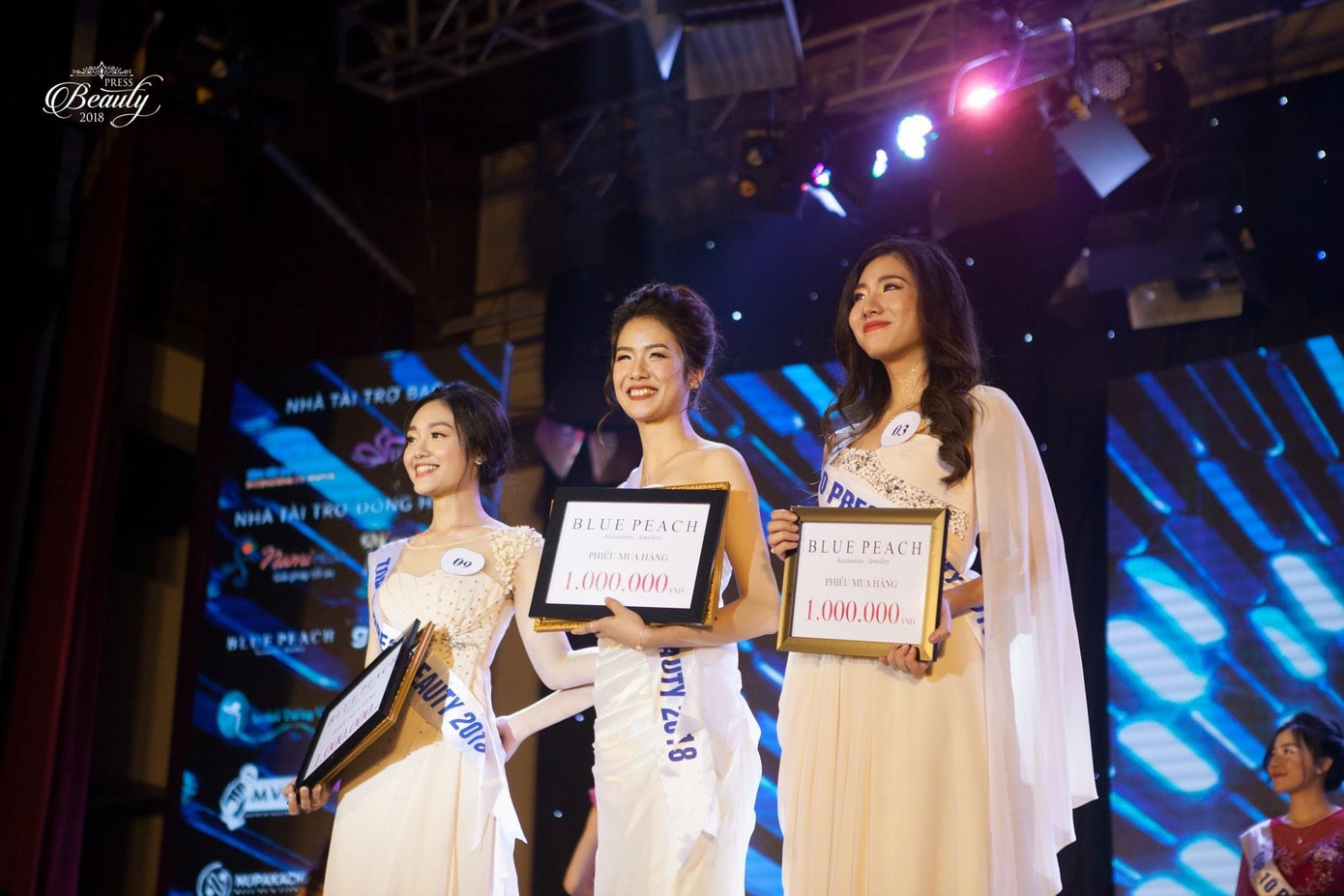 Nguyễn Hoài Phương Anh (ngoài cùng bên phải) đạt ngôi vị danh giá nhất cuộc thi - Hoa khôi Press Beauty 2018.