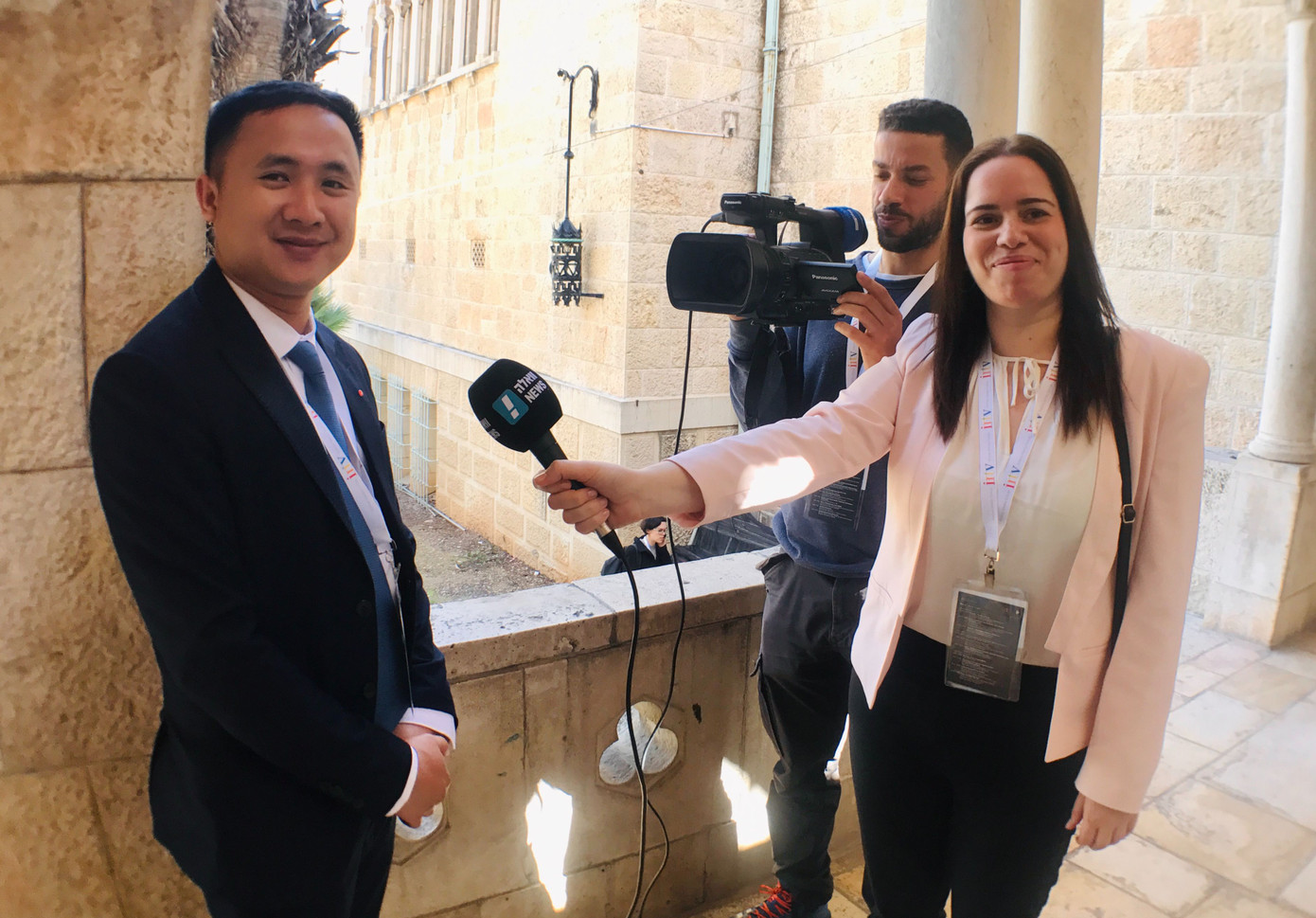 Thầy Đồng Anh trả lời phỏng vấn ở Jerusalem. Thầy Đồng Anh trả lời phỏng vấn ở Jerusalem.