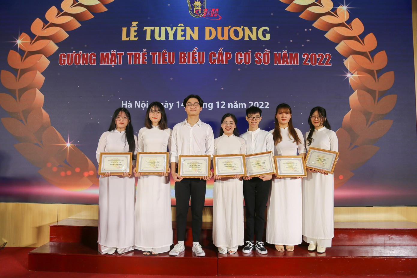 Hải (đứng giữa) tại Lễ tuyên dương Gương mặt trẻ tiêu biểu cấp cơ sở 2022.