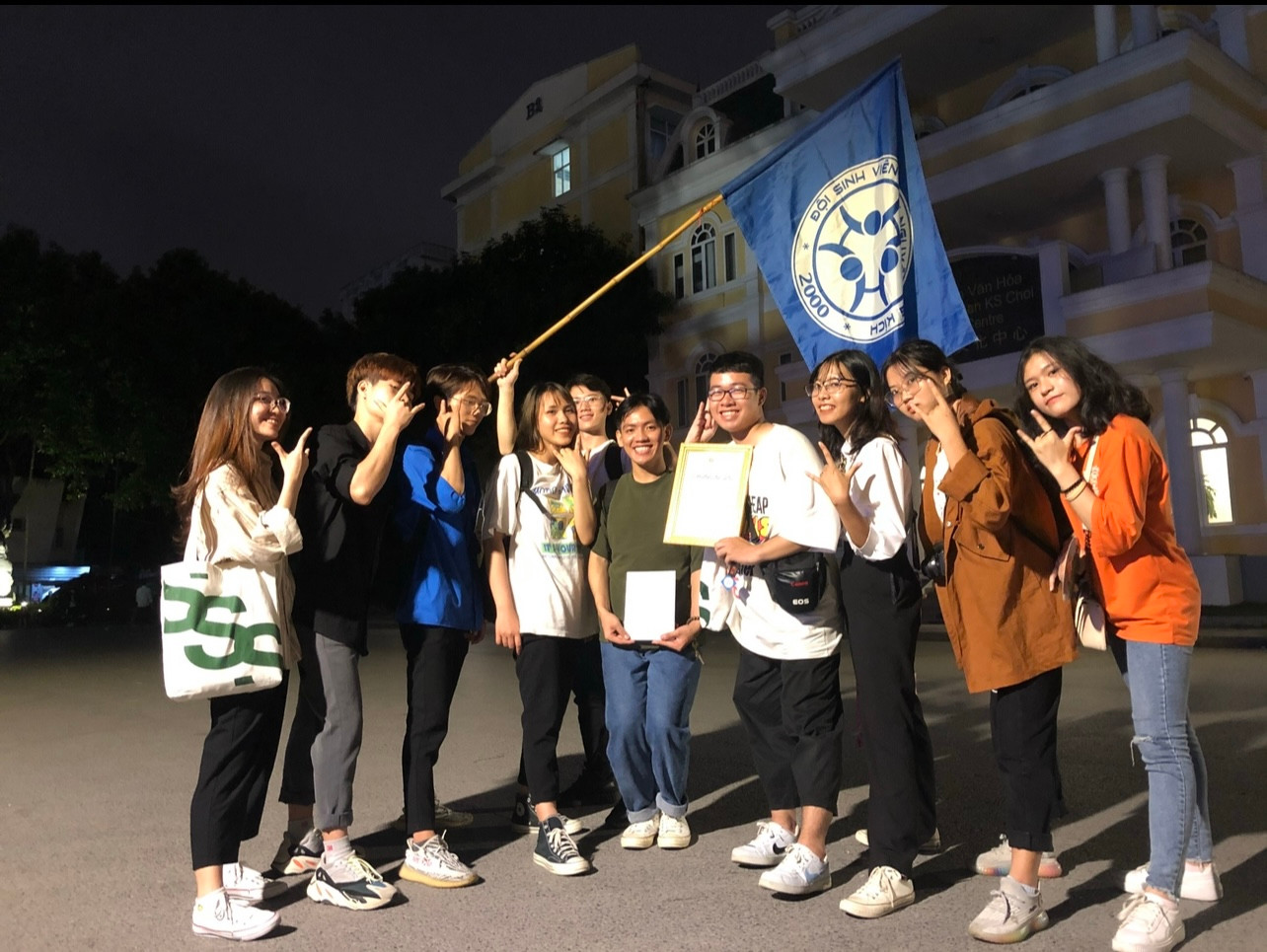 Dũng cùng các tình nguyện viên Đội Thanh niên Tình nguyện Xung kích tham gia hỗ trợ ngày hội sinh viên Đại học Quốc gia Hà Nội năm 2019. Dũng cùng các tình nguyện viên Đội Thanh niên Tình nguyện Xung kích tham gia hỗ trợ ngày hội sinh viên Đại học Quốc gia Hà Nội năm 2019.