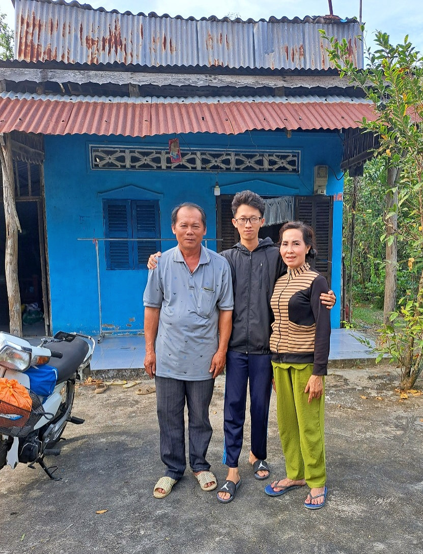 Phú và cha mẹ của mình ở quê (ấp Vĩnh Lộc 2, X. Tân Thuận, H. Vĩnh Thuận, T. Kiên Giang). Phú và cha mẹ của mình ở quê (ấp Vĩnh Lộc 2, X. Tân Thuận, H. Vĩnh Thuận, T. Kiên Giang).