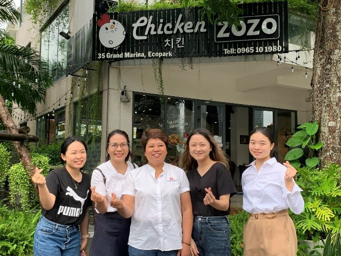 Nhóm sinh viên thực tập tham quan dây chuyền sản xuất bánh Trung thu của Công ty cổ phần VPM.