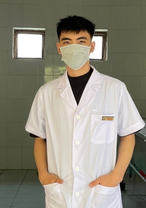 Tuấn Anh tự hào khi khoác lên mình chiếc áo blouse trắng ở Tường Đại học Y - Dược, Đại học Thái Nguyên. Tuấn Anh tự hào khi khoác lên mình chiếc áo blouse trắng ở Tường Đại học Y - Dược, Đại học Thái Nguyên.