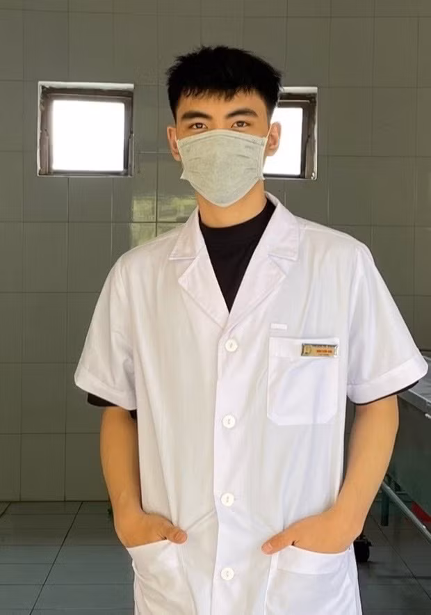 Tuấn Anh tự hào khi khoác lên mình chiếc áo blouse trắng ở Tường Đại học Y - Dược, Đại học Thái Nguyên.