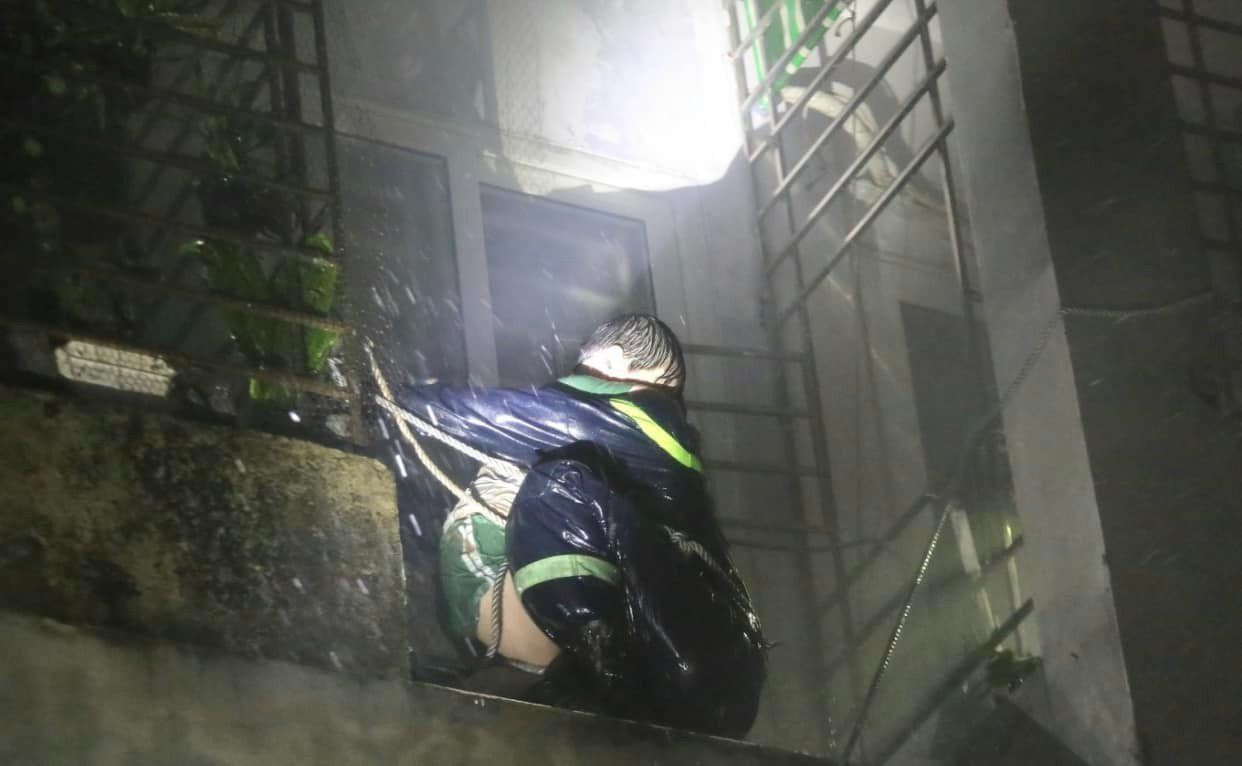 Các nạn nhân được lực lượng cứu hộ giải cứu. Ảnh: Nhân chứng