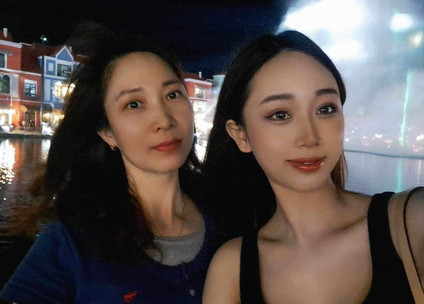 Cao Giang cùng mẹ. Cao Giang cùng mẹ.