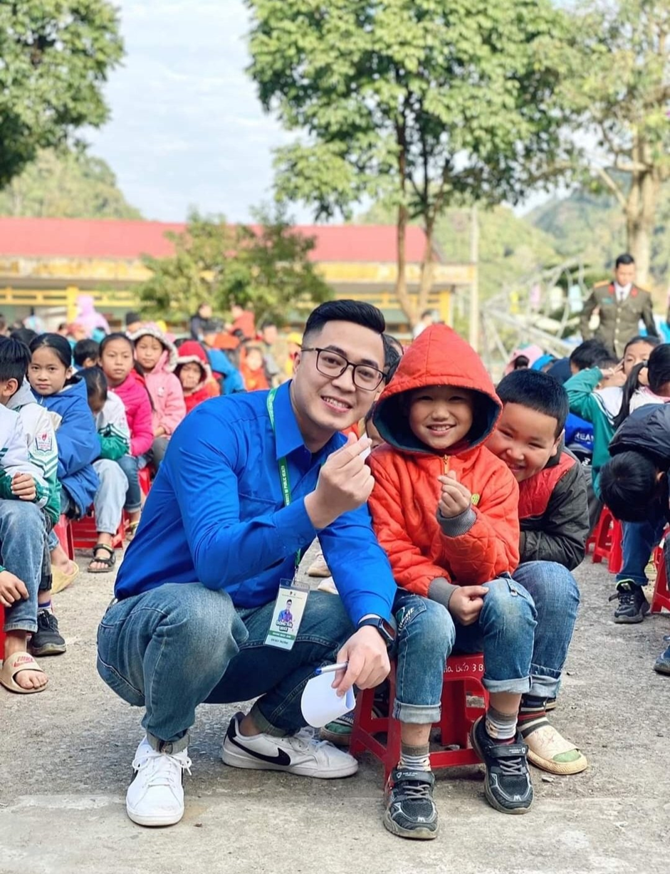 Anh Hoàng Ngọc Ánh và các em nhỏ vùng cao xã Thành Sơn, huyện Mai Châu, tỉnh Hòa Bình.