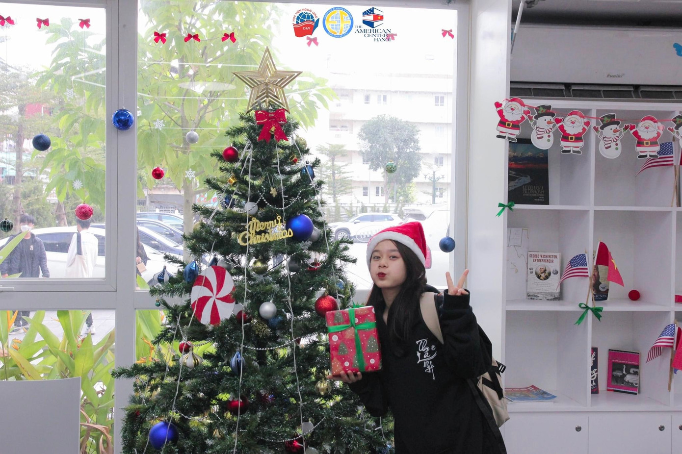 Nguyễn Ngọc Bích - sinh viên năm thứ ba Học viện Ngoại giao hào hứng 'check-in' tại các góc trang trí Giáng sinh trong Học viện.