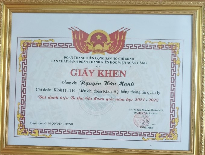 Hữu Mạnh nhận bằng khen Bí thư Chi đoàn giỏi.