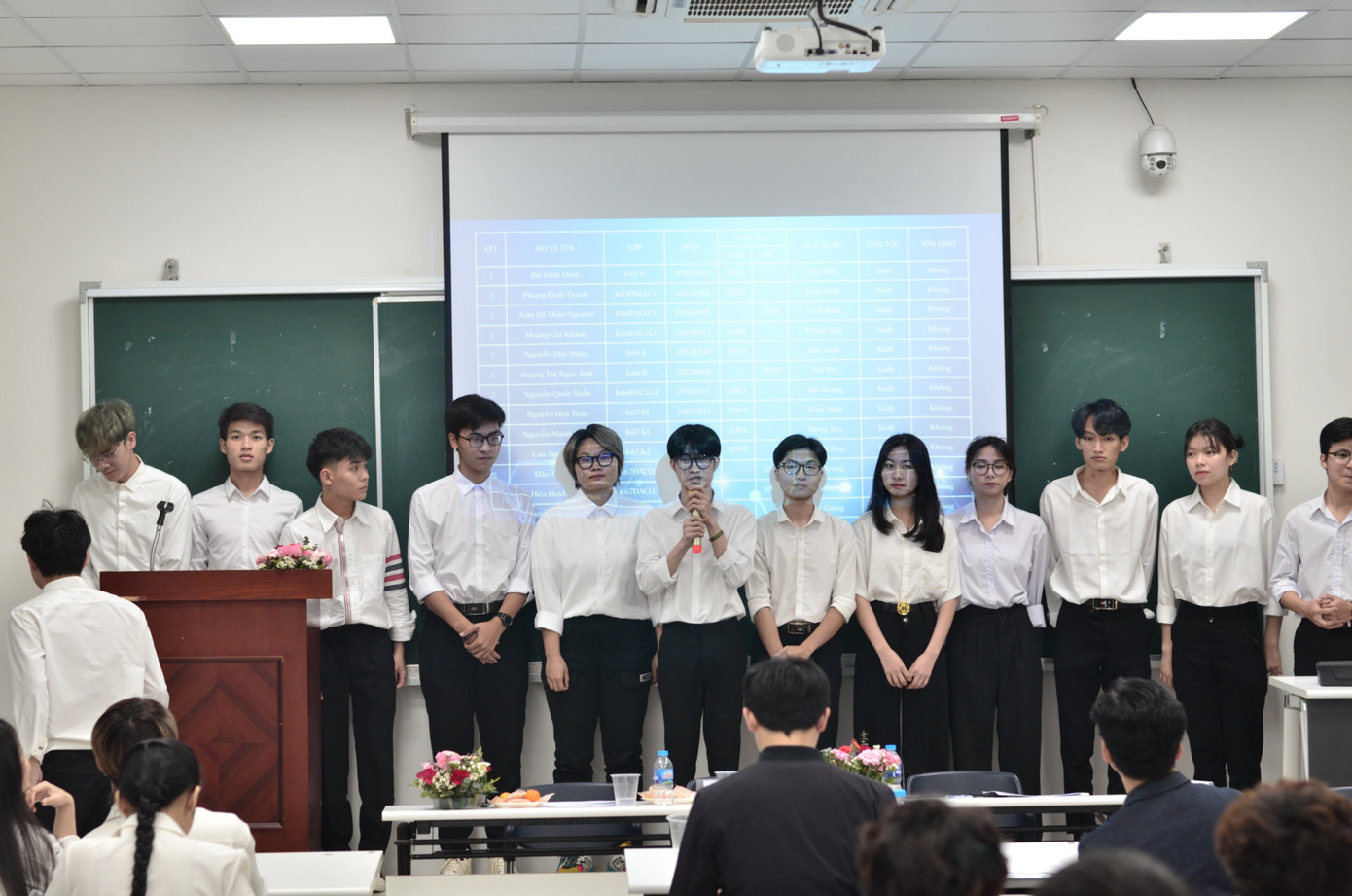 Đình Minh (cầm mic) phát biểu trong Đại hội Liên chi Hội khoa.