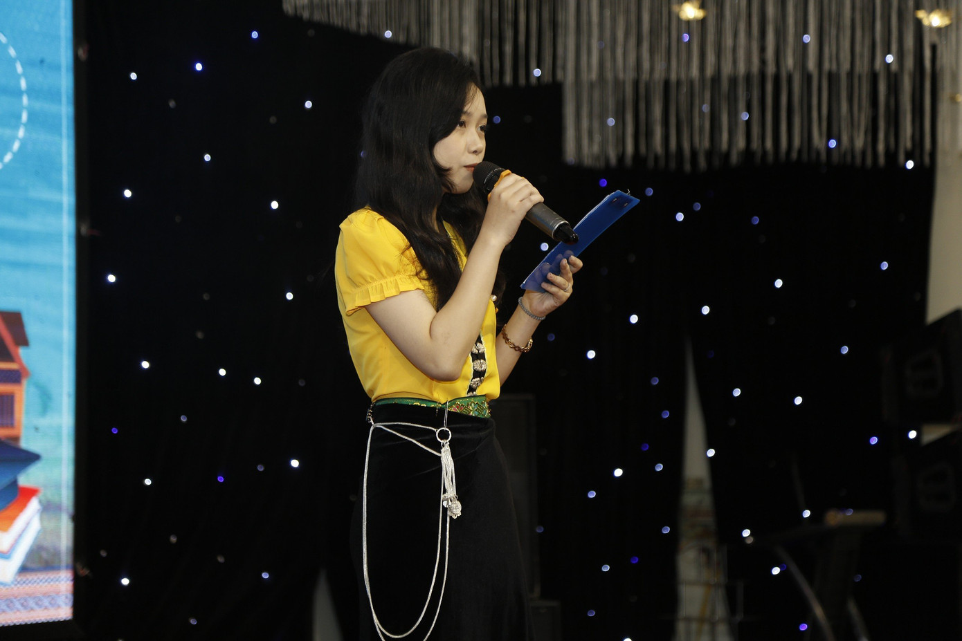 Tân sinh viên Bùi Thị Trà My phát biểu tại buổi lễ. Tân sinh viên Bùi Thị Trà My phát biểu tại buổi lễ.